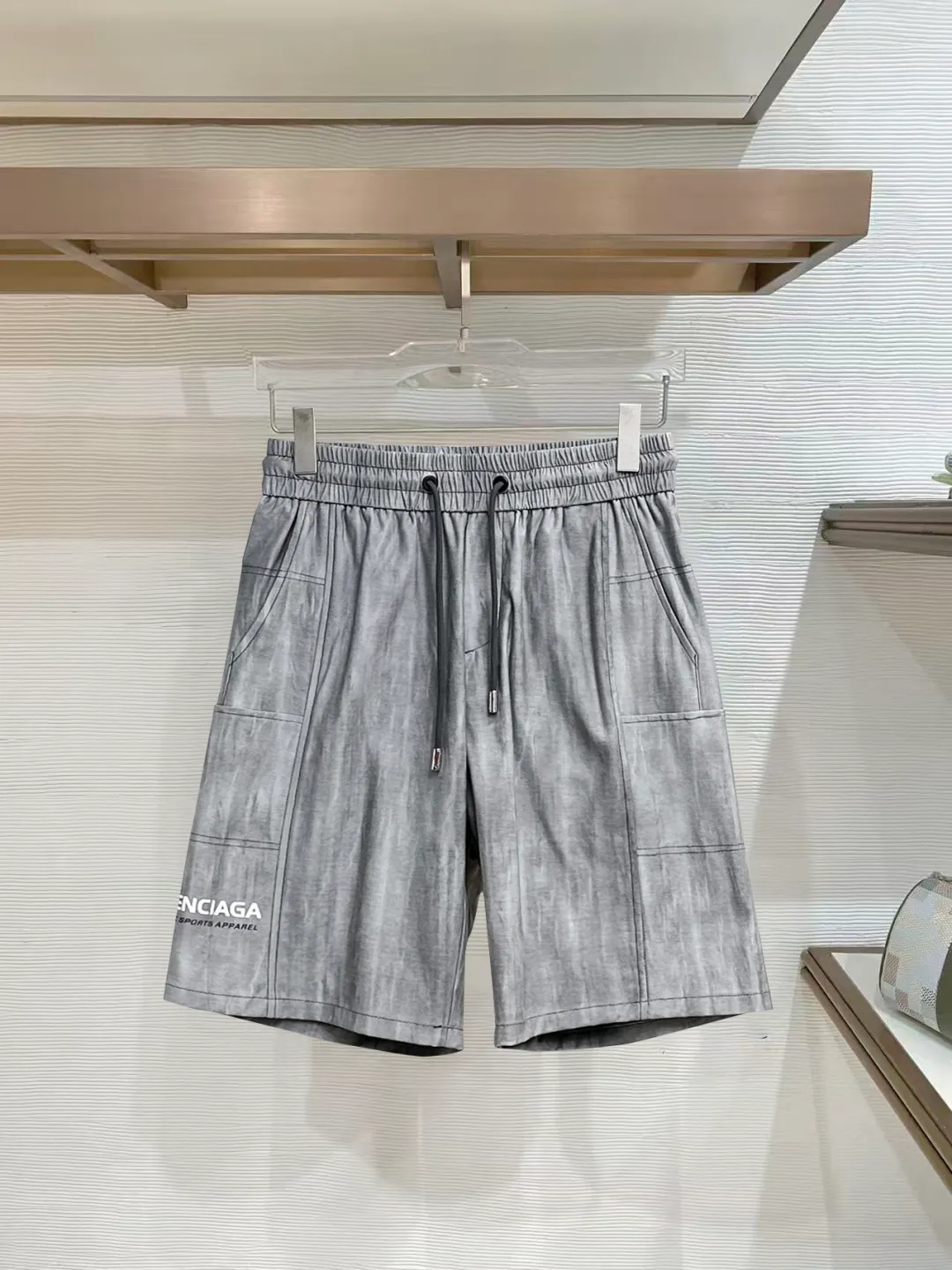 Balenciaga's three-standard complete 2026 summer New Arrival men's casual shorts, advanced custom-made Breathable fabric, Breathable fabric, extremely stretchy and comfortable, impeccable details, top-grade accessories, original logo design concept, delicate and soft feel! The upper body fit is awesome! Size: M-XXXL Please state your height and weight when ordering